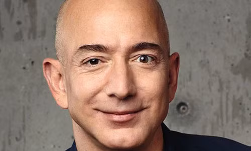 Ông Jeff Bezos, nhà sáng lập Amazon.com, tỷ phú kiếm tiền nhiều nhất năm 2017.