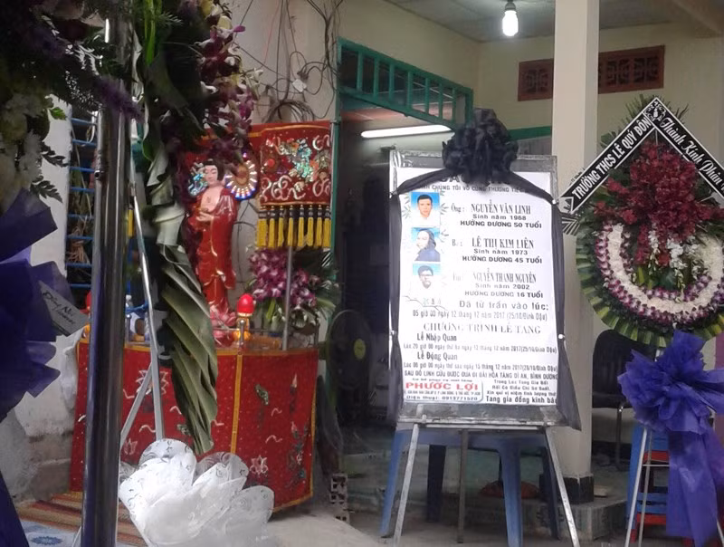 Thắt lòng trong tang lễ ba người tử vong trong nhà ở Thủ Đức. Ảnh: NGUYỄN TRÀ