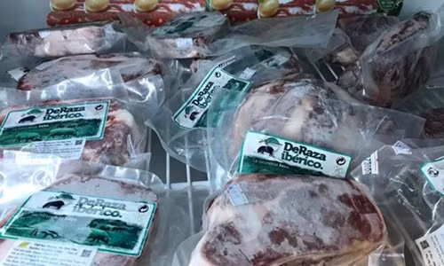 Giới nhà giàu Việt đang chuộng mua các loại thịt lợn đen Tây Ban Nha về ăn Tết dù giá của chúng khá đắt đỏ.