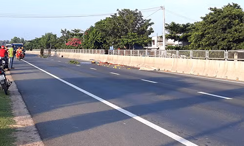 Treo qua dai phan cach de sang duong, mot phu nu bi tong chet