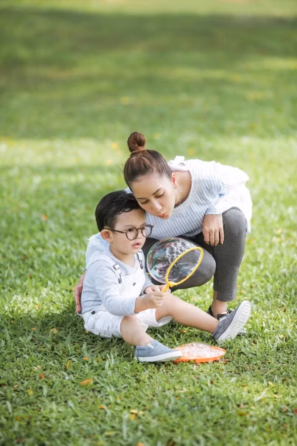 Mặc dù khá bận rộn với công việc, Khánh Thi vẫn dành thời gian để vui chơi cùng con để Kubi luôn nhận được nhiều tình yêu thương của cả ba lẫn mẹ.