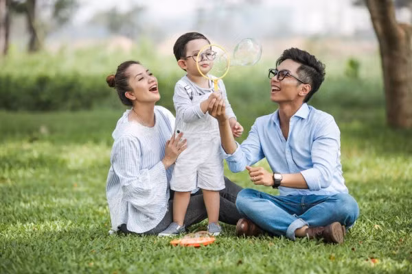  Khánh Thi - Phan Hiển là một trong những cặp đôi hạnh phúc của showbiz Việt. Sau thời gian trải qua sóng gió, hiện tại, Khánh Thi và Phan Hiển có cuộc sống đầy viên mãn cùng cậu con trai Ku Bi kháu khỉnh, đáng yêu. Cả hai hạnh phúc bên thiên thần nhỏ.