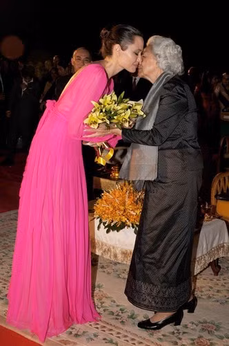 Schiaparelli: Trong buổi ra mắt bộ phim điện ảnh của mình, "First they killed my father", Angelina đã diện một bộ váy màu hồng nổi bật của Schiaparelli . Đây được coi là sự thay đổi bất ngờ, bởi trong tủ quần áo của cô hầu như chỉ có những màu trung tính như màu đen và màu be. Schiaparelli: Trong buổi ra mắt bộ phim điện ảnh của mình, "First they killed my father", Angelina đã diện một bộ váy màu hồng nổi bật của Schiaparelli . Đây được coi là sự thay đổi bất ngờ, bởi trong tủ quần áo của cô hầu như chỉ có những màu trung tính như màu đen và màu be.