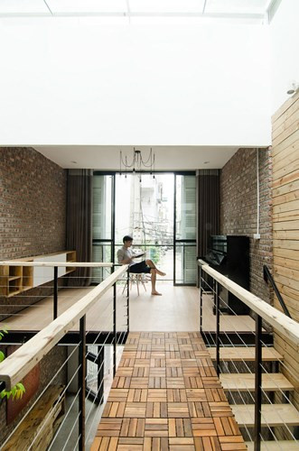 Từ phòng ngủ có thể dễ dàng kết nối với không gian làm việc qua hành lang.