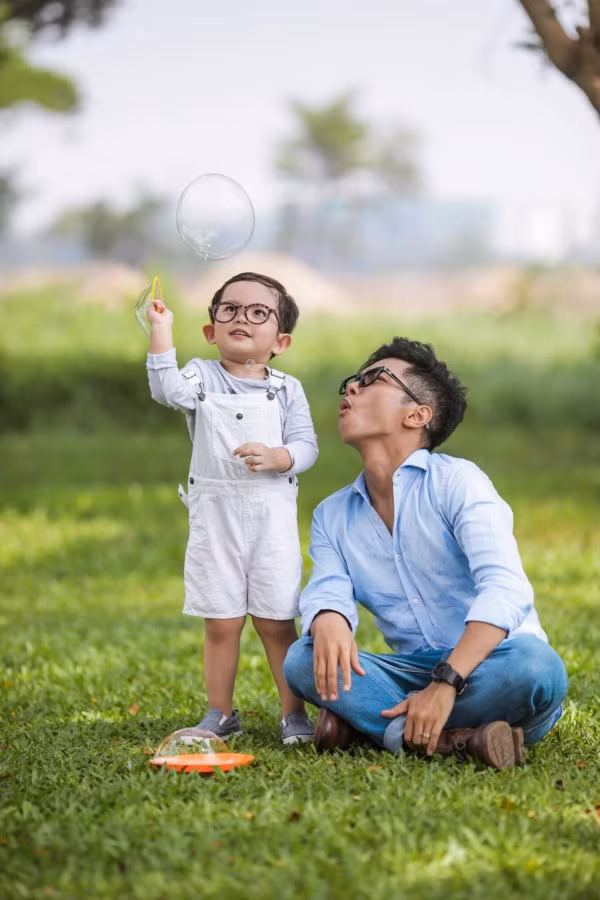 Phan Hiển là người đàn ông của gia đình, biết cách quan tâm vợ con. Dù kém tuổi vợ, anh vẫn luôn dành thời gian tâm sự, chia sẻ với Khánh Thi những áp lực từ công việc lẫn cuộc sống. Đặc biệt, Phan Hiển còn thay vợ chăm sóc Kubi khi cô bận rộn.