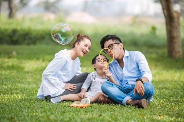 Sự hiện diện của cậu con trai bụ bẫm, đáng yêu đã giúp gia đình Phan Hiển - Khánh Thi có nhiều tiếng cười, niềm vui hơn. Khánh Thi từng chia sẻ con trai cưng chính là lý do để cô cùng chồng gắn kết và xây dựng một gia đình thật hạnh phúc.