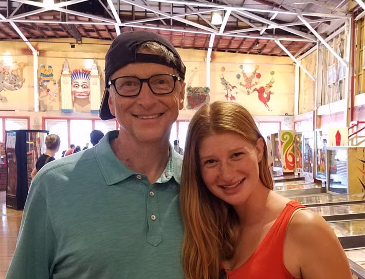 Bill Gates và vợ, bà Melinda Gates có 3 người con: Jennifer, Rory, và Phoebe. Gates đã quyết định dành ít nhất 1 nửa khối tài sản gần 90 tỷ USD của mình để làm từ thiện thay vì biến nó thành tài sản thừa kế cho các con. Quyết định này, theo Gates, sẽ khiến những đứa con của ông cảm thấy tự hào.