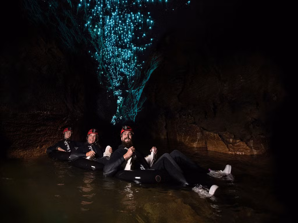 Khi đến New Zealand, bạn có thể khám phá hang Ruakuri ở khu vực Waitomo bằng phao bơm hơi. Du khách sẽ ngồi trên phao bơm hơi sẽ di chuyển qua các khe nước với tốc độ cao là trải nghiệm thú vị và hồi hộp. Ảnh: Bushandbeach.