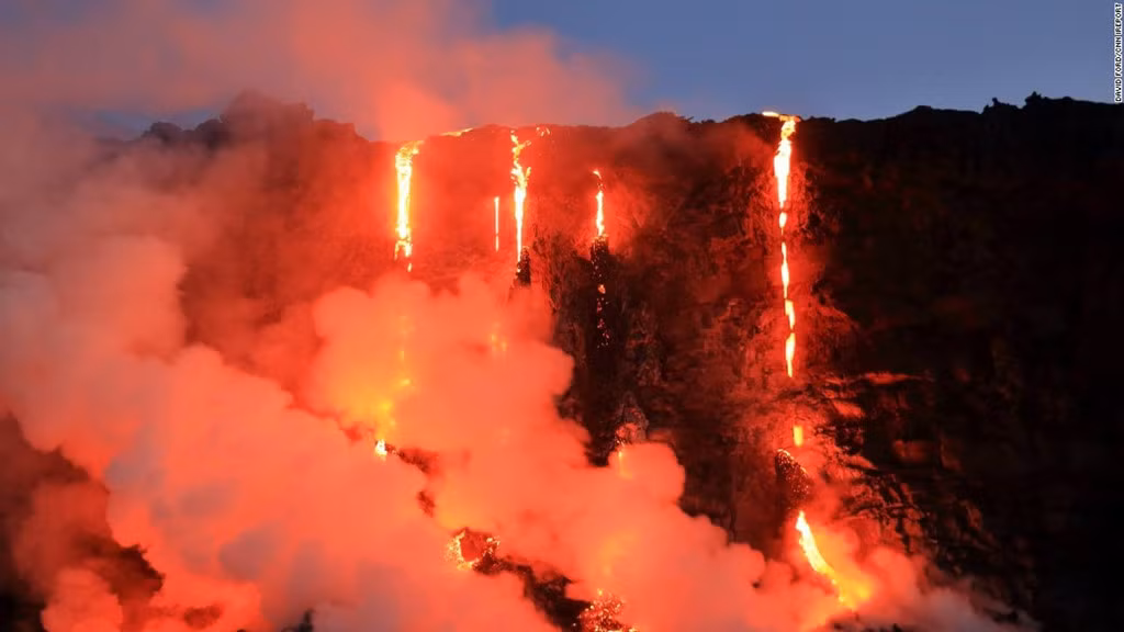 Từ năm 1983, núi lửa Kilauea ở Hawaii, Mỹ không ngừng phun trào dung nham. Nhiều người đến núi lửa này để được ngắm dòng nham thạch đỏ rực với cảm giác hồi hộp. Ảnh: CNN.