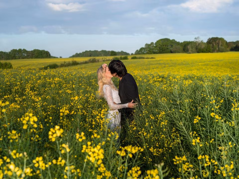 Theo đó, đôi trẻ mặc trang phục cô dâu, chú rể, trao nhau nụ hôn say đắm tại 11 quốc gia trên thế giới.