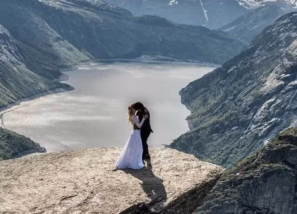 Keow Wee Loong (28 tuổi, nhiếp ảnh gia người Malaysia) và Marta Sibielak (25 tuổi, đến từ Ba Lan) có bộ ảnh cưới với chủ đề "hôn nhau trên khắp thế gian" thu hút sự chú ý của dân mạng.