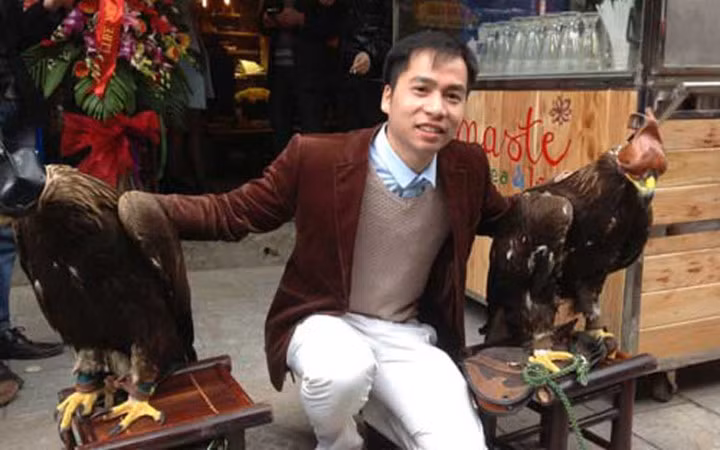 Đại bàng Mông Cổ: Hai con đại bàng Mông Cổ vừa được một thanh niên “nhập khẩu” đưa về Hà Nội, trưng bày trên phố Hàng Rươi (quận Hoàn Kiếm) thu hút rất nhiều người tới chiêm ngưỡng. Giá của mỗi chú chim này ở Việt Nam khoảng 10.000 USD/con (hơn 200 triệu đồng).(Ảnh: Việt Nam Net)