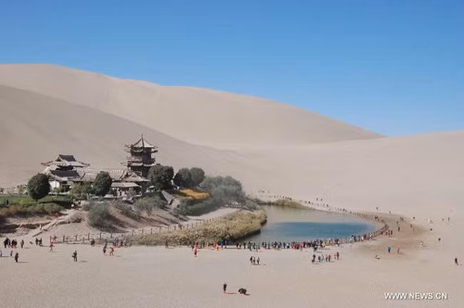 3. Hồ lưỡi liềm, Trung Quốc Ốc đảo với hồ nước có hình trăng lưỡi liềm nằm giữa sa mạc Gobi, gần thành phố Đôn Hoàng, Trung Quốc. Những thương nhân Ả Rập thông qua con đường tơ lụa đã phát hiện ra ốc đảo này, và nó đã trở thành nơi dừng chân trên con đường huyền thoại nối liền phương Đông huyền bí với phương Tây phát triển.