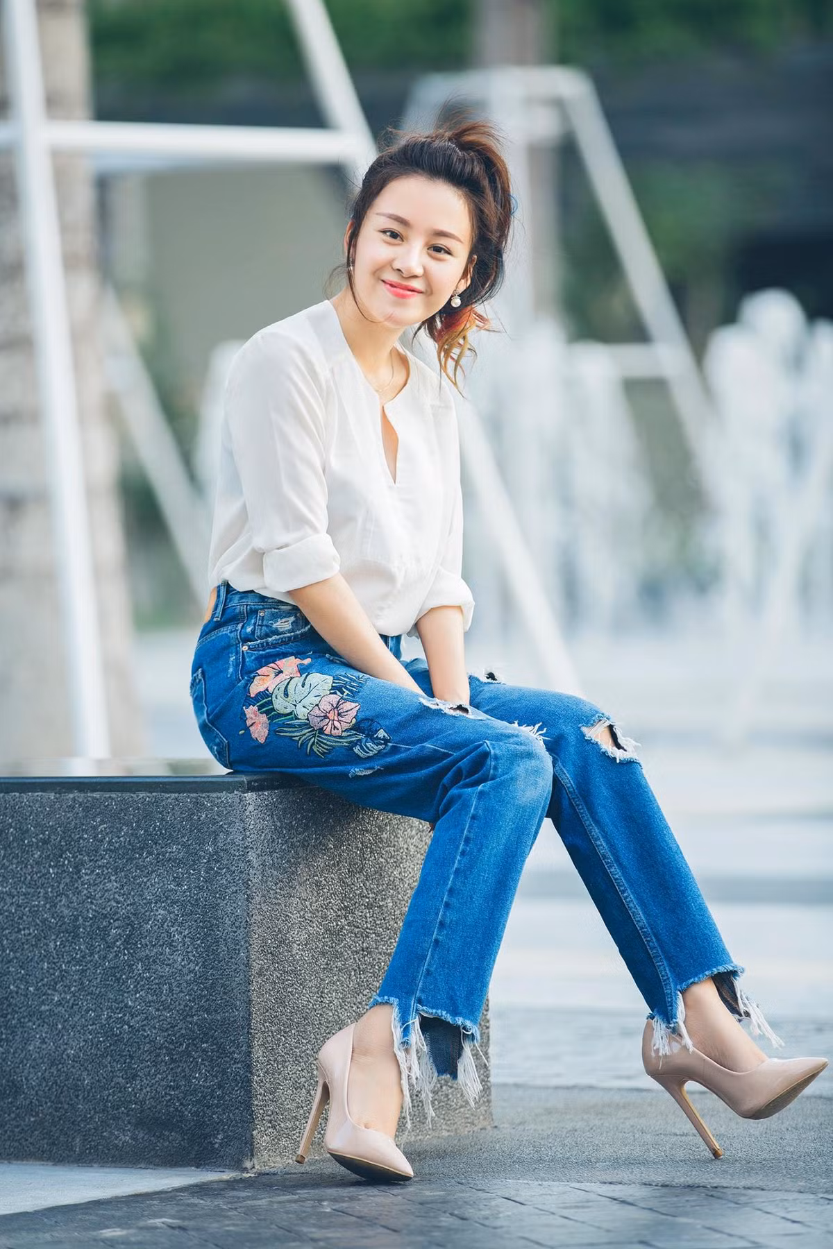 Ba Tung Huyen Anh tre nai vai gay hut trieu like-Hinh-2