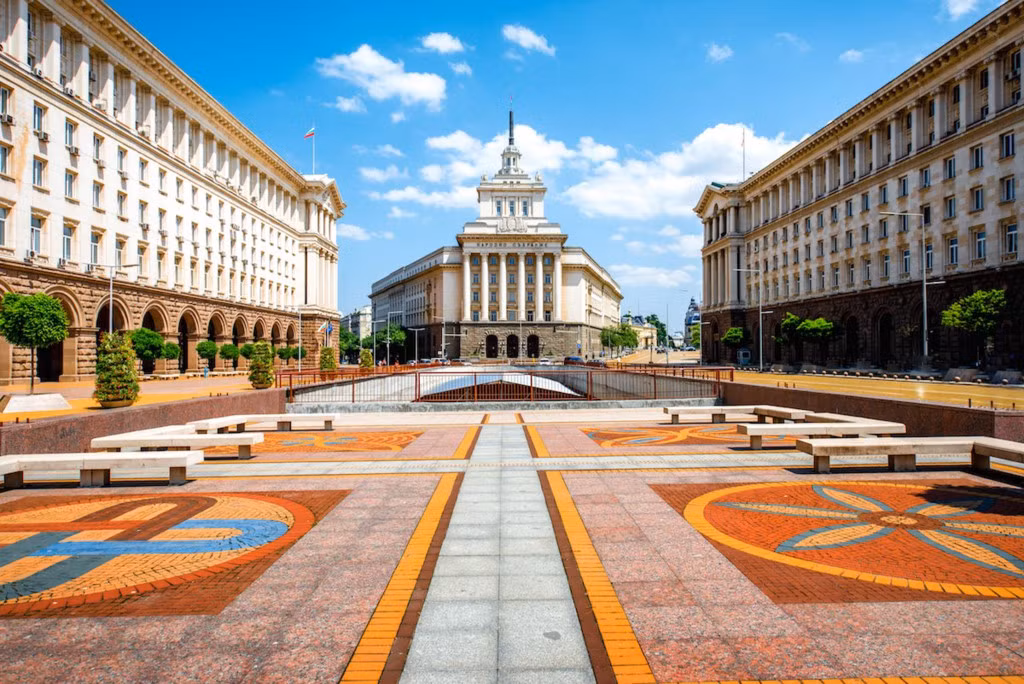 Bulgaria (580.000 USD): Du khách có thể được cấp hộ chiếu Bulgaria khi mua số trái phiếu năm năm trị giá 580.000 USD của chính phủ. Số tiền này sẽ được trả lại sau khi hết hạn (không lãi). Ngoài ra, bạn còn có thể chọn cách mua 580.000 USD trái phiếu chính phủ, đầu tư thêm 580.000 USD sau một năm. Người đăng ký cũng được yêu cầu sống ở đây ít nhất một năm và duy trì hai khoản đầu tư trong ít nhất hai năm sau khi được nhập quốc tịch.