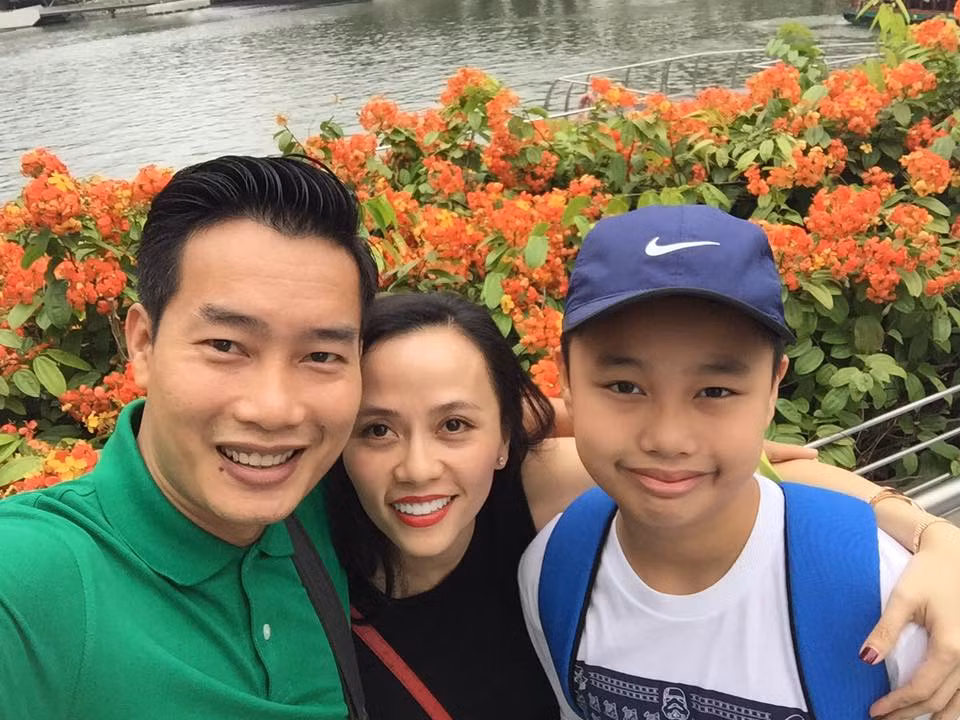Anh hạnh phúc bên bà xã xinh đẹp Lan Phương và con trai tên Hoa Tuất Kiệt.