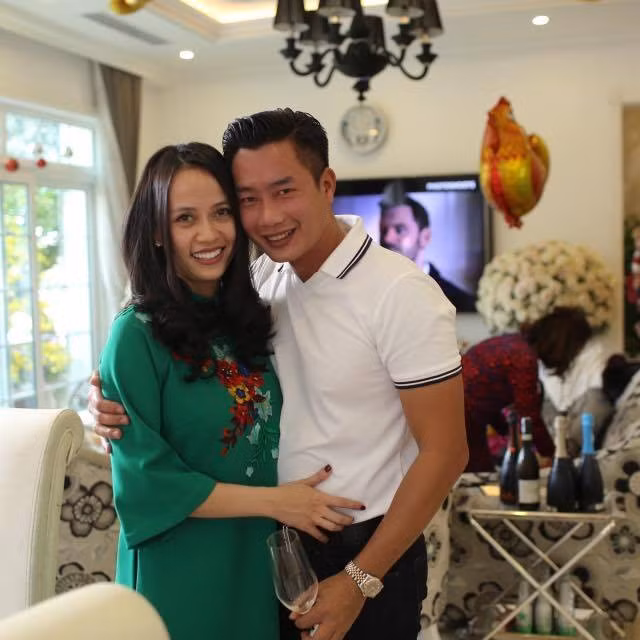 Theo Hoa Thanh Tùng, chuyện tình yêu của anh và vợ như một cơ duyên thú vị. "Nói là duyên số hay chính anh Lại Văn Sâm đã se duyên cho chúng tôi gặp nhau đúng hơn. Cô ấy là thành viên đội tuyển SV 2000 của Đà Nẵng. Năm đó, tôi 25 tuổi, được theo anh Sâm vào Đà Nẵng làm chương trình. Cô ấy mặc một bộ vest xanh rất ấn tượng, gương mặt thông minh, đôi mắt to và vầng trán bướng bỉnh. Sau buổi làm việc, cả đội rủ chúng tôi đi ăn bánh cuốn, mọi người thấy tôi còn trẻ, chưa có gia đình nên tạo điều kiện cho tôi đi chung xe máy với nàng. Đi một lúc thấy phanh không ăn tôi nhảy xuống nắn sửa lại. Sau này vợ tôi thổ lộ chính hành động ga lăng đầu tiên ấy của tôi đã khiến nàng rung rinh" - Hoa Thanh Tùng từng cho biết.