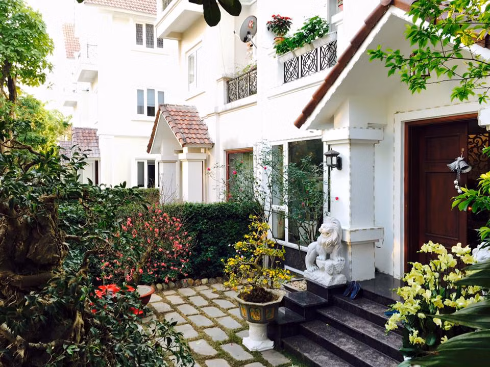 Trên trang facebook cá nhân, BTV Hoa Thanh Tùng chia sẻ loạt hình ảnh gia đình đang sống trong một căn hộ sang trọng có vườn rộng trồng được nhiều loại hoa do tay anh chăm sóc.