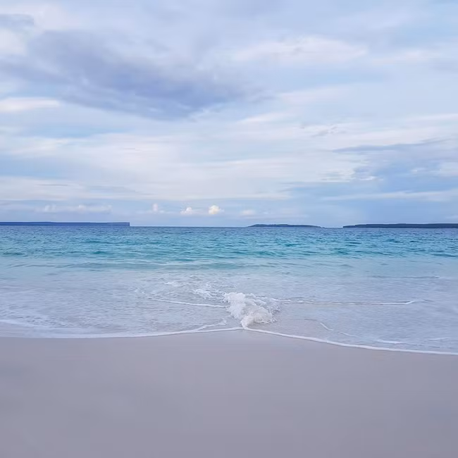 10. Vịnh Jervis: Vịnh Jervis được mệnh danh là một trong những điểm đến an toàn và đẹp nhất thế giới, với những bờ cát trắng tinh, làn nước xanh trong như ngọc, phong cảnh duyên hải trữ tình. Dù là đến đây nghỉ dưỡng hay vui chơi, chắc chắn bạn sẽ ra về với những bức ảnh đẹp tuyệt vời không gì sánh được.