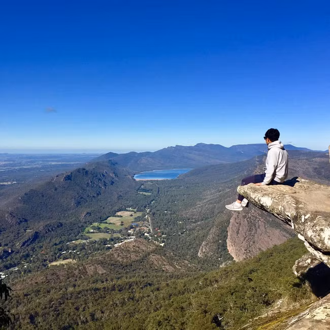6. Đài Boroka Lookout: Không dành cho người sợ độ cao, nhưng nếu bạn muốn thử thách bản thân, những bức ảnh hoành tráng sẽ là phần thưởng tuyệt vời không gì sánh được. Trạm quan sát Boroka Lookout thuộc vườn quốc gia Grampians này là nơi có tầm nhìn đẹp nhất. Không cần đi bộ, du khách hoàn toàn có thể tới đây bằng ô tô.