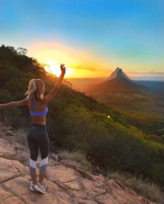 9. Núi Glass House: Thức dậy vào sáng sớm, chinh phục đỉnh núi Glass House và tắm trong ánh nắng mặt trời rực rỡ của khung cảnh bình minh ngoạn mục nơi đây là một hoạt động không thể bỏ qua.