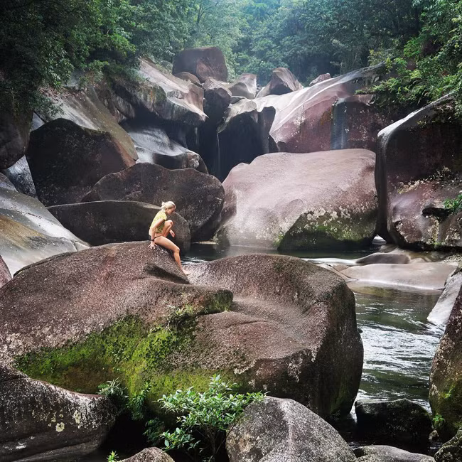 7. Hồ thiên nhiên Babinda Boulders: Nằm gần ngôi làng Babinda, bao quanh bởi trảng rừng mưa xanh mướt tầm mắt, hồ thiên nhiên này thu hút hàng nghìn du khách tới đây nghỉ mát mỗi năm.