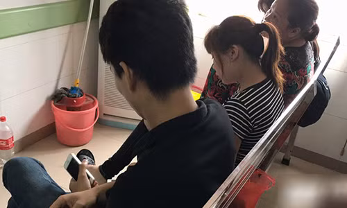 Hang loat tre bi sui mao ga o Hung Yen: Xot xa canh bi ky thi