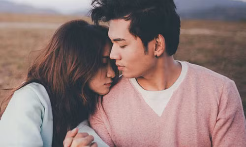 Chap nhan cuoi du biet ban gai co bau voi nguoi khac