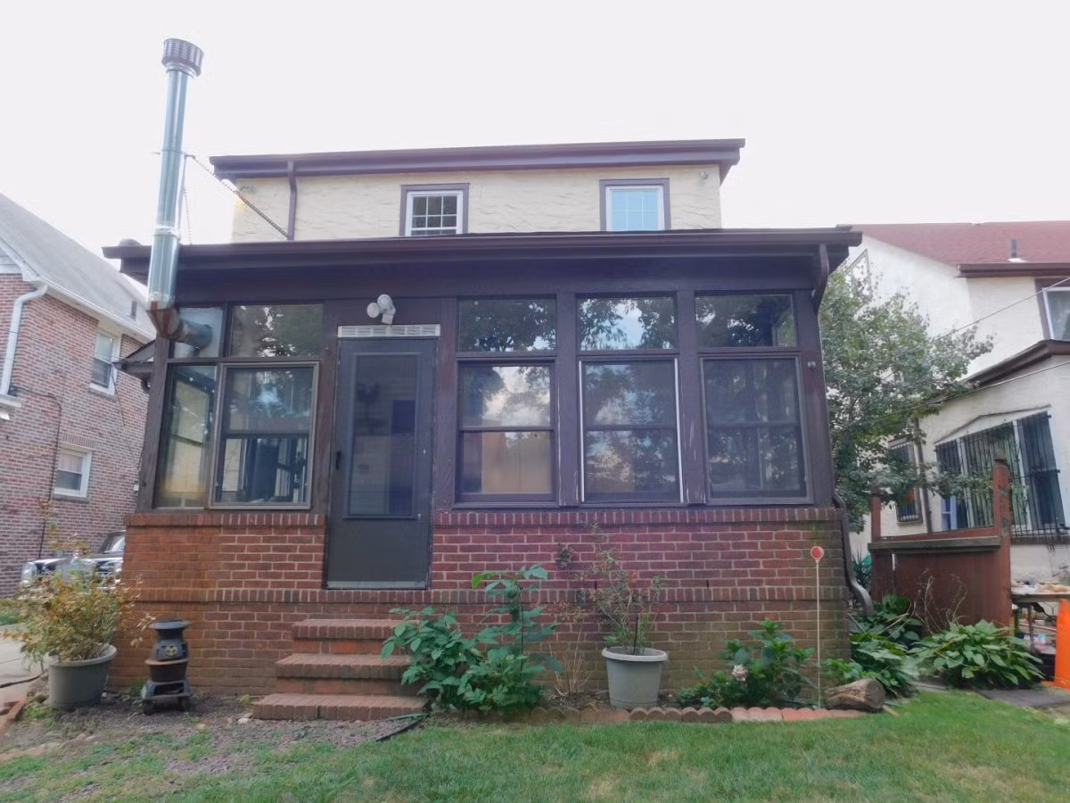 Nó được xây theo kiểu biệt thự với lối kiến trúc khá cổ kính.