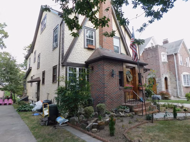 Trong buổi đấu giá diễn ra từ ngày 17/1/2017, căn nhà ở New York, Căn nhà thuở thơ ấu của Tổng thống Mỹ Donald Trump đã được bán với giá 2,1 triệu USD (~ 48 tỷ đồng).