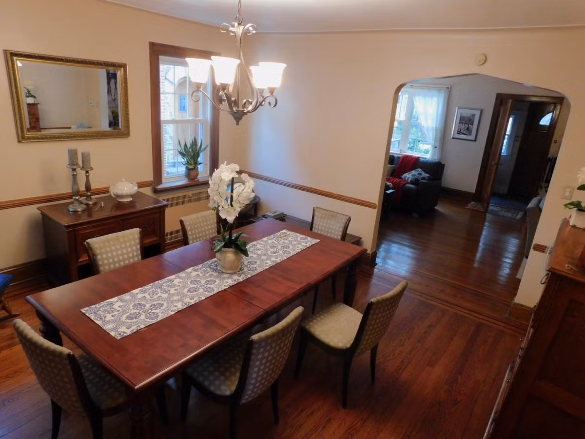 Lối vào của ngôi nhà rộng bằng 5 chiếc xe hơi.