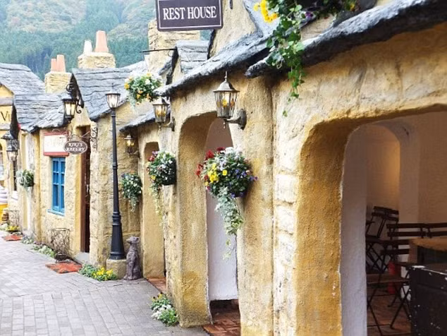 Những khách sạn bên trong làng có kiến trúc rất ăn nhập với kiến trúc chung.