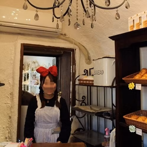 Bên trong ngôi làng có một tiệm bánh lấy ý tưởng từ một bộ phim hoạt hình.