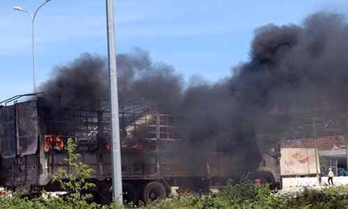 Xe tai dang chay bi chay tro khung giua quoc lo