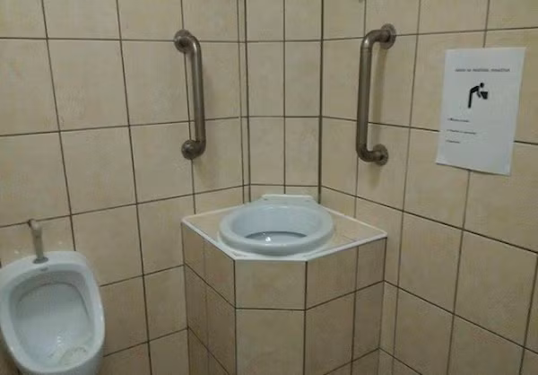 6. Bồn cầu dành riêng cho người say xỉn Chiếc bồn cầu này còn có cả hai tay vịn và độ cao vừa phải để những người say xỉn có thể tự phục vụ mình.