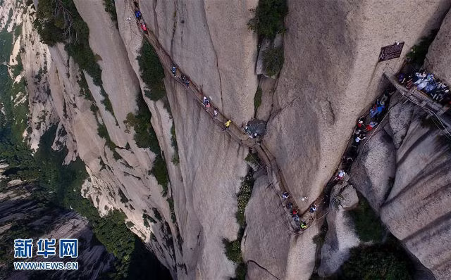 Khung cảnh khiến những người sợ độ cao không khỏi rùng mình.