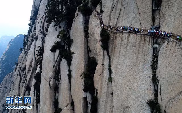 Những người đủ dũng cảm bước đi trên con đường nguy hiểm nhất nhì thế giới.