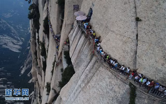 Dù nằm trên vách đá cheo leo và có phần mong manh nhưng vẫn có nhiều người muốn trải nghiệm con đường nguy hiểm này.