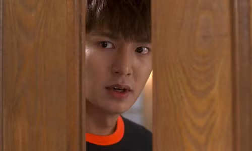 Chet dung chung kien canh vo cung tay boc vac tre trong kho hang