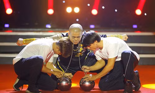 Nghe si Minh Long: "Con toi khong the song cuoc doi kho nhu cha no"