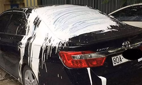 Camry bien 80A bi do son trang kin xe khi do tren via he