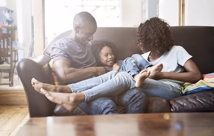 Những người có làn da sẫm màu: Nhiều báo cáo khác nhau cho thấy mức vitamin D ở những người da đen thấp hơn so với những người da trắng. Đó là vì những người da sẫm màu có nhiều melanin hơn trong lớp biểu bì (lớp da ngoài cùng của da), sắc tố da, làm giảm khả năng tạo vitamin D khi tiếp xúc với ánh nắng mặt trời.