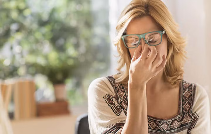 Những người bị đau đầu mãn tính: Theo nghiên cứu năm 2017 ở 2.600 đàn ông, nếu bạn bị nhức đầu thường xuyên thì lượng vitamin D trong máu thấp có thể là nguyên nhân. Mặc dù mối liên hệ cụ thể giữa nhức đầu và vitamin D vẫn còn chưa rõ ràng nhưng các nhà nghiên cứu tin rằng chất dinh dưỡng có thể giúp chống lại chứng viêm gây ra chứng đau nửa đầu và nhức đầu.