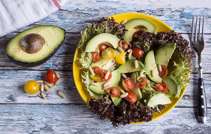 Người ăn chay: Hầu hết các thực phẩm có chứa vitamin D đều là các sản phẩm động vật, cá hồi hoang dã và lòng đỏ trứng và nhiều thực phẩm bổ dưỡng có chứa chất dinh dưỡng như sữa. Vì vậy những người ăn chay và những người không dung nạp lactose dễ bị thiếu vitamin D.