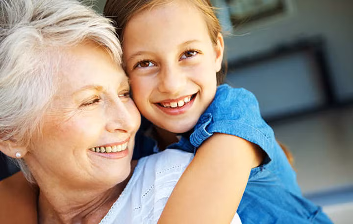 Người lớn trên 55 tuổi: Một số người cao tuổi có thể ít hoạt động ở ngoài trời hơn và do đó vitamin D từ ánh nắng mặt trời cũng ít được hấp thụ hơn. Nhưng không chỉ vậy, theo một nghiên cứu của Canada năm 2007, lão hóa da không thể tổng hợp vitamin D hiệu quả. Trên thực tế, có khoảng 50% người lớn gặp các vấn đề về xương do thiếu vitamin D trong máu.