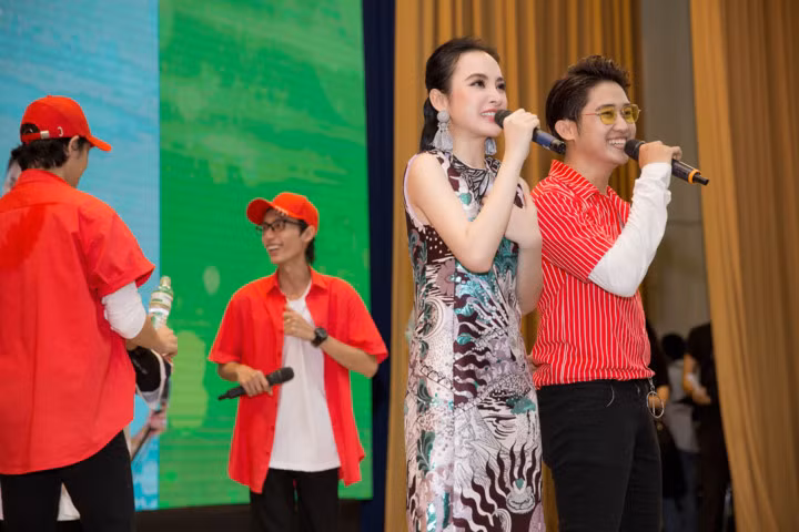 Bên cạnh không khí sôi động và vui nhộn, Angela Phương Trinh còn bị fan cắt cớ hỏi vì sao Phi Long do Hữu Vi thủ vai vừa ấm áp tình cảm và chung tình như vậy mà Hạ Quyên không đem lòng yêu lại yêu chàng Đăng Phương (Rocker Nguyễn) với tình cảm không rõ ràng.