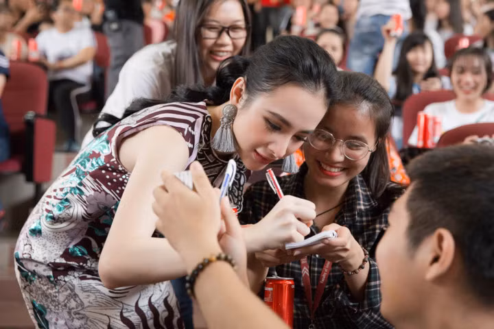 Angela Phương Trinh đã trả lời ngay rằng mới đầu Hạ Quyên bị hấp dẫn bởi vẻ điển trai của Đăng Phương, tuy nhiên sau khi hiểu về Phi Long thì tuýp người phong trần nhưng rất mực yêu thương mình lại chính là gu của Angela Phương Trinh.