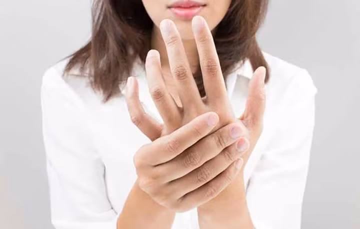 Tê các chi: Giống như chân tay vụng về, mất cảm giác ở một phần cơ thể hoặc khuôn mặt của bạn là dấu hiệu cần chú ý. Đặc biệt nếu khối u tạo thành trên thân não - nơi mà não của bạn kết nối với tủy sống, bạn có thể bị mất cảm giác hoặc có những chuyển động vụng về.