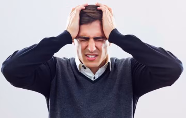 Nhức đầu: Hầu hết chúng ta đều cho rằng nhức đầu là một dấu hiệu sớm về khối u não. Những BS Schwartz cho rằng "Chúng có thể xuất hiện với khối u rất to, nhưng thường thì chúng không phải là một trong những triệu chứng đầu tiên xuất hiện".