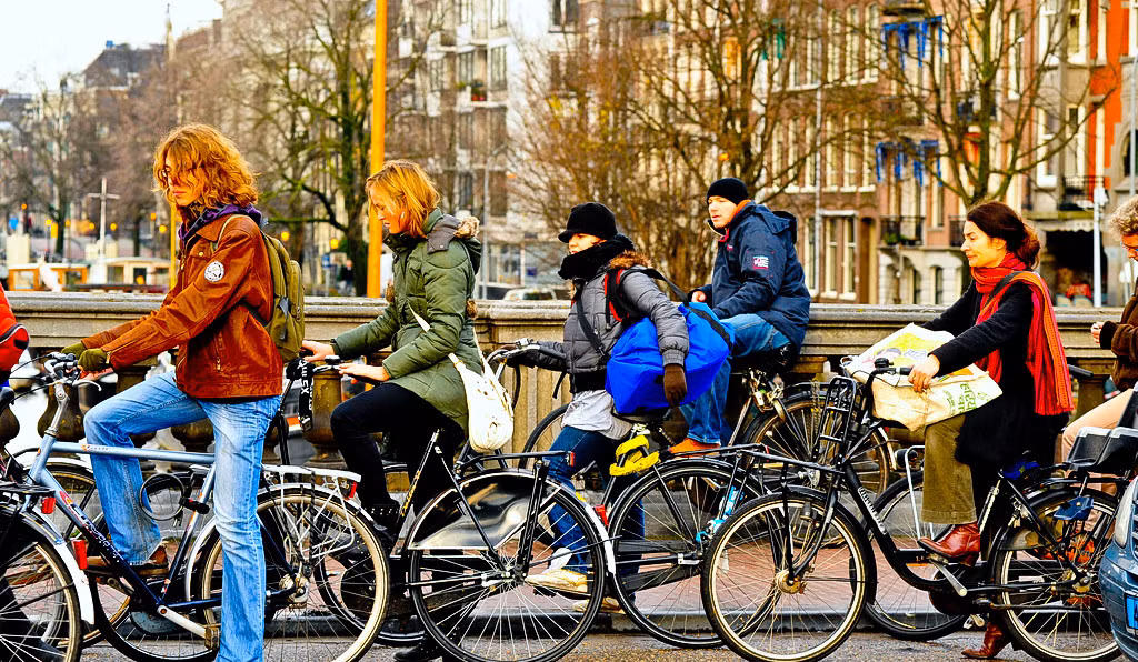 881.000: Thật lạ là trong khi cư dân thành phố chỉ có khoảng 799.400 người, Amsterdam có đến khoảng 881.000 chiếc xe đạp. Một số ước tính cho biết cứ mỗi năm lại có khoảng 100.000 chiếc xe bị mất cắp. Đây cũng là thứ bị mất trộm nhiều nhất tại thủ đô Hà Lan mà không phải tiền bạc hay tài sản vĩ đại gì khác. Ảnh: Michell Zappa/Flickr .